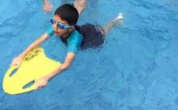 二年级小朋友学游泳怎么样（二年级小学生游泳标准是多少）