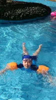 二年级小朋友学游泳怎么样（二年级小学生游泳标准是多少）-图2